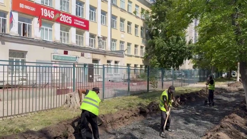 На улице Тухачевского обустраивают новый тротуар у школы №37
