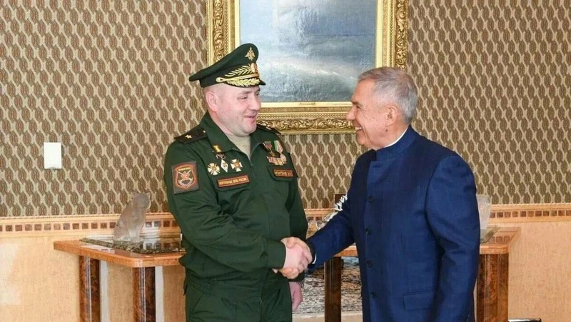 Минниханов вручил генерал-майору Нигматзянову медаль ордена «За заслуги перед РТ»