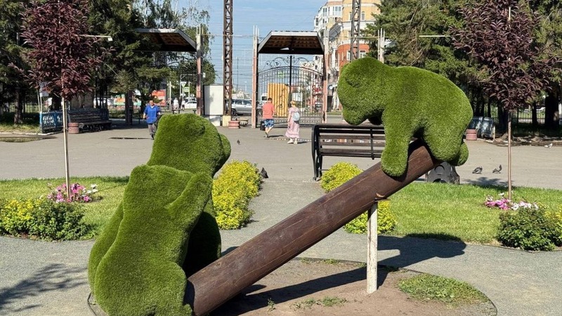 В Омске появилась скульптура — зеленые мишки