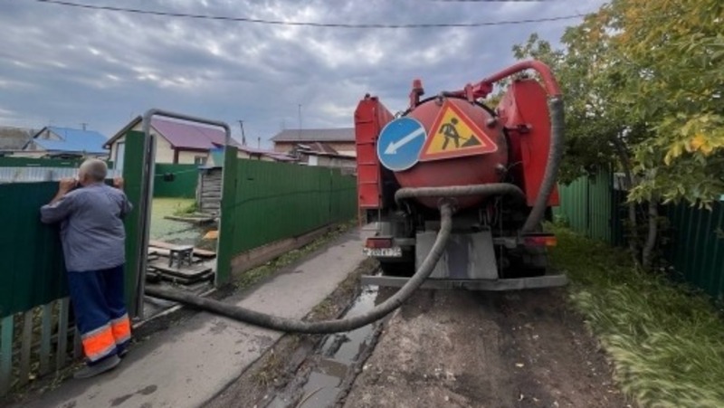 В Ленинском округе Омска ликвидируют последствия подтопления на Балтийских улицах