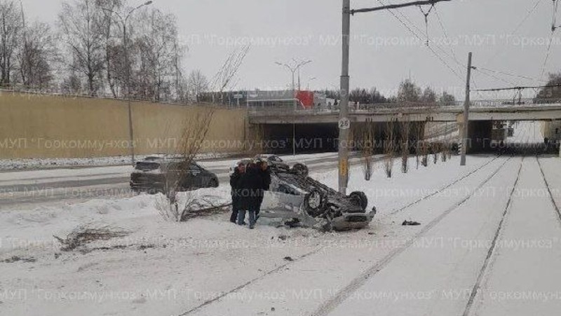 Иномарка перевернулась под мостом в Челнах