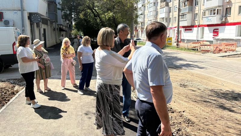 На улице Волгина в Самаре ремонтируют тротуар