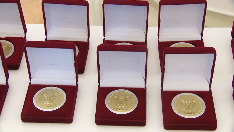 Беглов наградил около 30 лучших участников добровольческого движения в Смольном