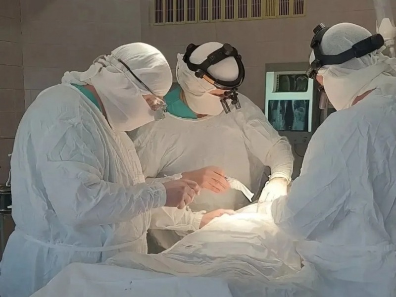 В Омске провели уникальную операцию на спинном мозге у девятилетней девочки