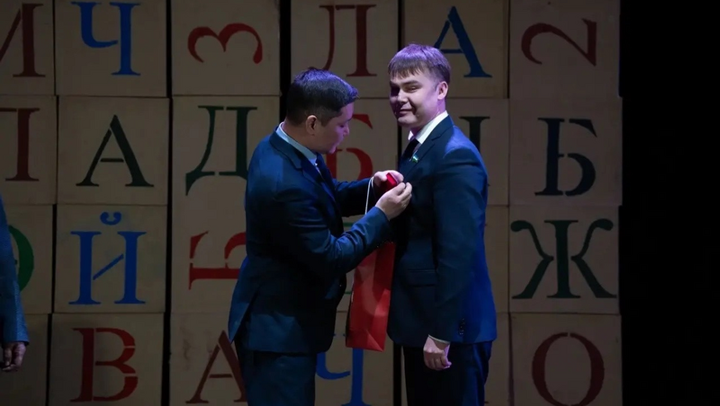 Председателю Союза писателей Башкирии Айгизу Баймухаметову вручили медаль «Алдар. Хүндү. Мөгейиг»