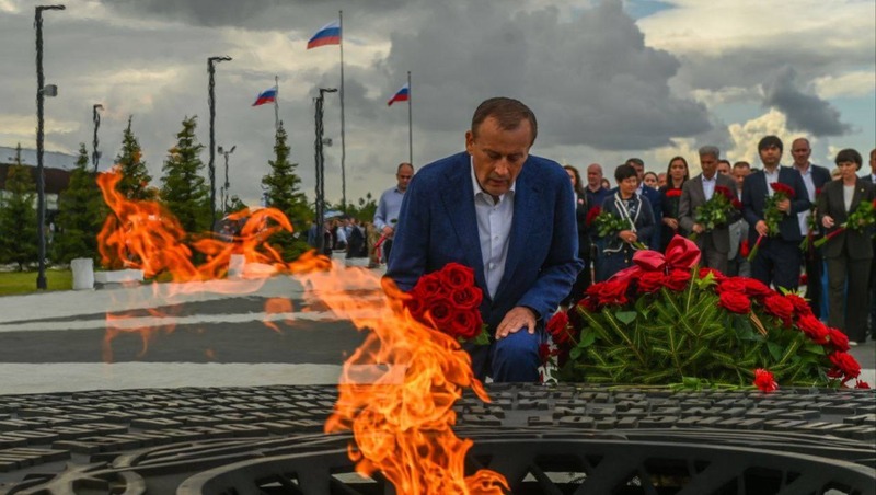 Дрозденко возложил цветы к мемориалу в Зайцево