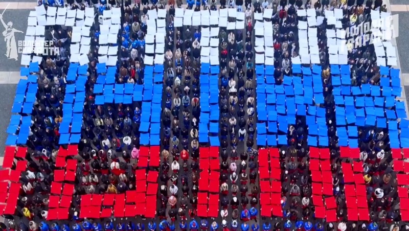Молодёжь Петербурга поздравила Путина с днём рождения на Дворцовой площади
