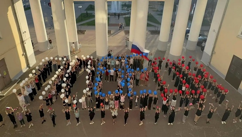 Около 300 владимирцев приняли участие во флешмобе «Победа» в рамках Всероссийской акции