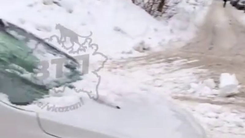 Снежная глыба с крыши повредила автомобиль в Казани