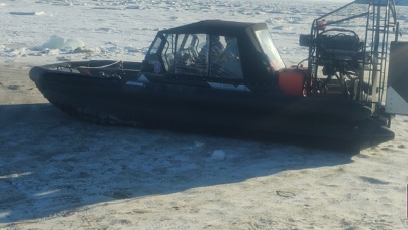 Спасатели переправили на аэролодке больную колымчанку через реку Яну