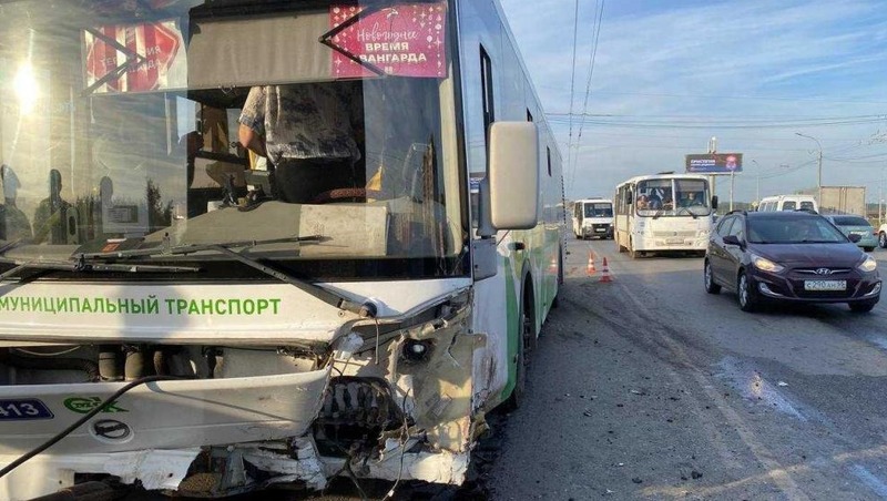 В Омске автобус попал в ДТП из-за выезда легковушки на встречку