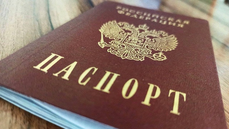 Иван Носков вручил паспорта 18 юным самарцам