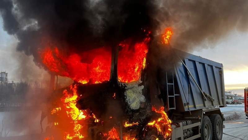 Большегруз загорелся после аварии в Челнах