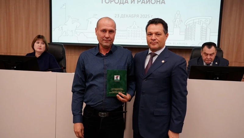 Нуриев наградил 6 елабужан за вклад в развитие отраслей