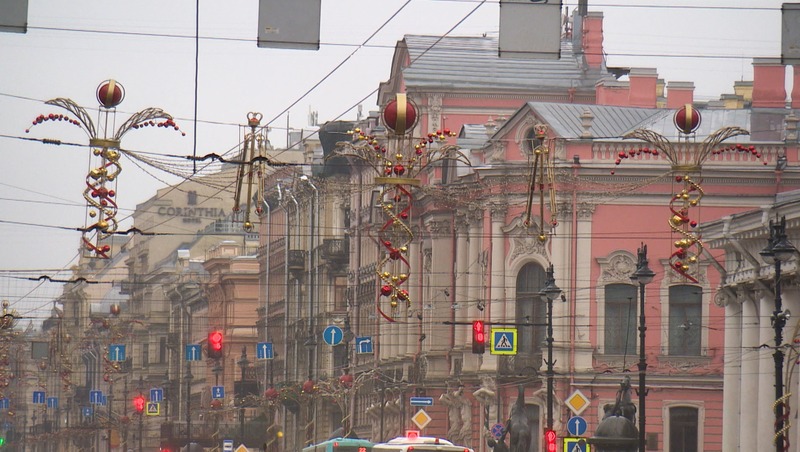 Новогоднюю иллюминацию включили в Петербурге
