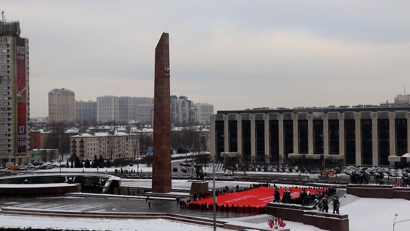 Копию Знамени Победы развернули у Монумента героическим защитникам Ленинграда в Петербурге