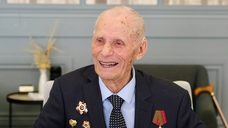 Эдуард Соснин поздравил почётного гражданина Перми В.Кривашова со 101-летием