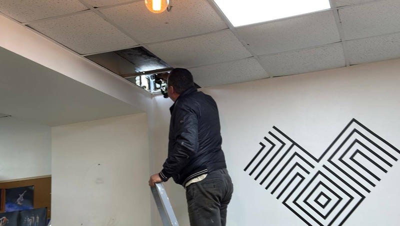 Последствия порыва труб устраняют в школе танцев в Магадане