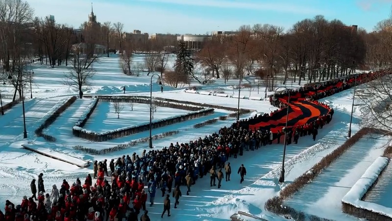 Более 1,5 тыс. активистов развернули 300-метровую георгиевскую ленту в Петербурге