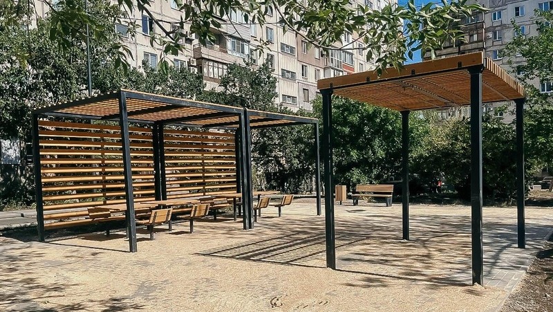 Специалисты из Петербурга принимают участие в благоустройстве 18 дворов Мариуполя