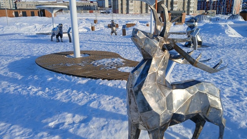 Скульптуры северных животных украсили парк «Маяк»