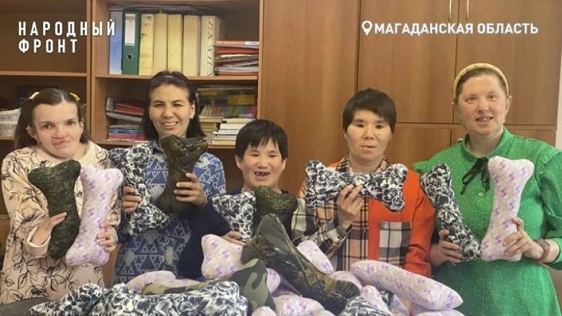 60 полевых подушек для участников СВО подготовили к отправке в Магадане