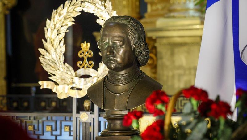 Беглов возложил цветы к надгробию Петра Первого в Петропавловском соборе