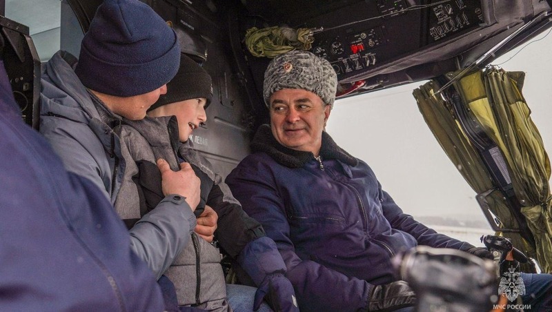 Куренков исполнил желание 9-летнего петербуржца Димы стать пилотом вертолёта МЧС