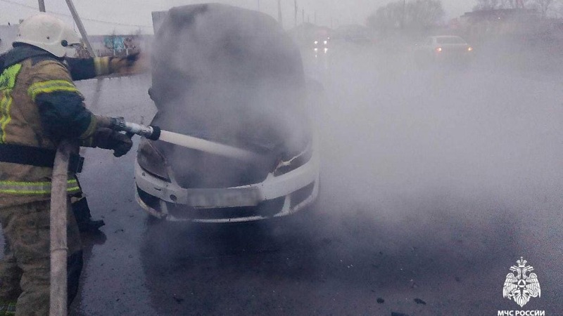 В Омской области пожарные потушили загоревшийся автомобиль за несколько минут