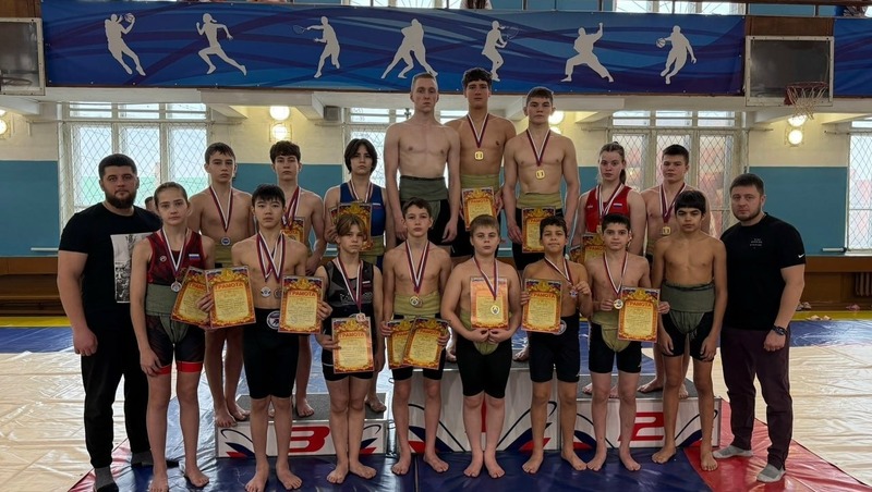 20 медалей завоевали магаданцы на первенстве ДФО по сумо среди юношей и девушек