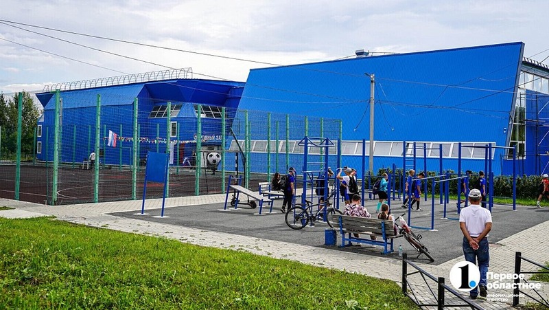 В Каслях после капремонта открыли обновлённый спортзал ДЮСШ: постелили новый паркет, установили окна и двери, привели в порядок раздевалки. Зал 42×24 м подходит для мини-футбола, баскетбола и волейбола. К концу 2025 года завершат ремонт бассейна, создав единый спорткластер для жителей.