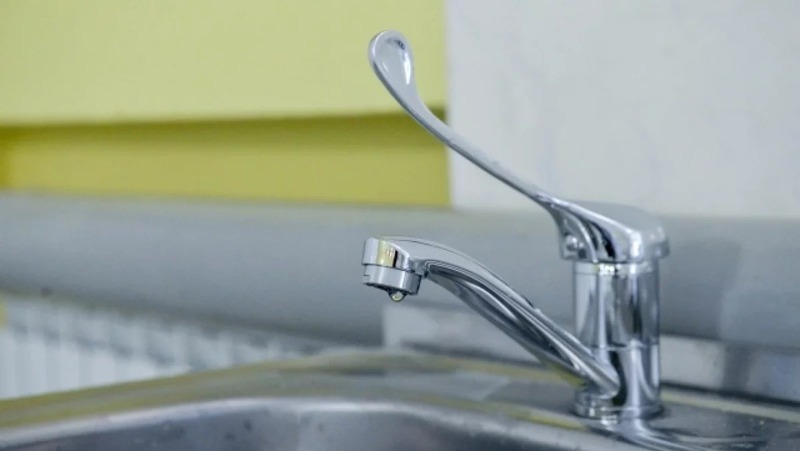 Почти 30 жилых домов и детский сад остались без воды из-за утечки в Перми