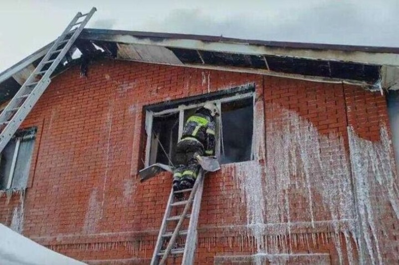 27 спасателей ликвидировали пожар в Омском районе