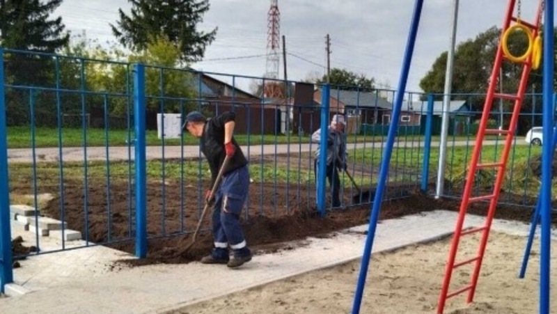 В Марьяновском районе обновили мемориал и открыли новую спортплощадку