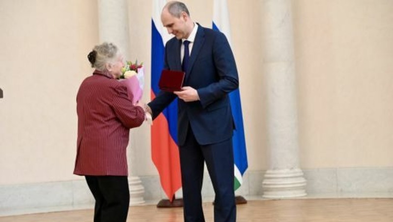 Д.Паслер вручил госнаграды 40 жителям Свердловской области