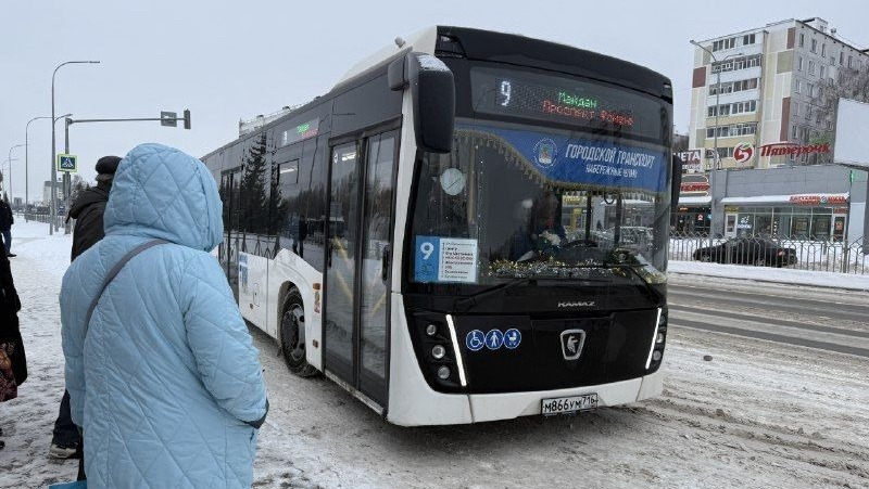 Общественный транспорт украсили к новогодним праздникам в Челнах