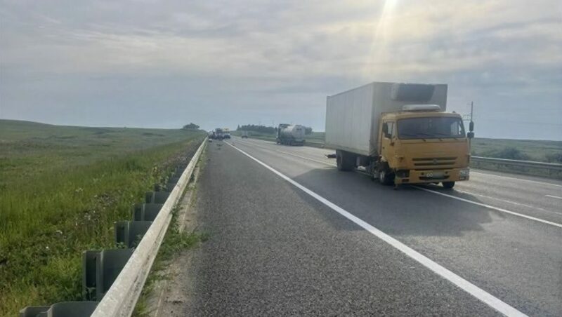 Пикап лоб в лоб столкнулся с КАМАЗом на трассе М-5 под Самарой