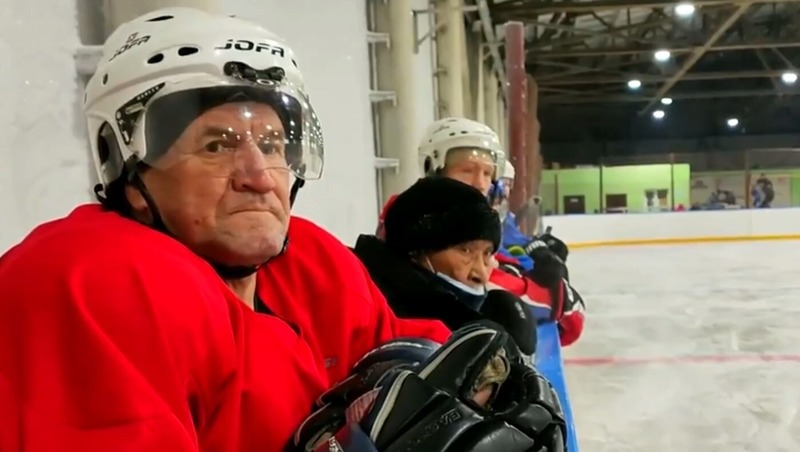 Молодые спортсмены сразились с ветеранами на Рождественском турнире по хоккею в Омсукчане