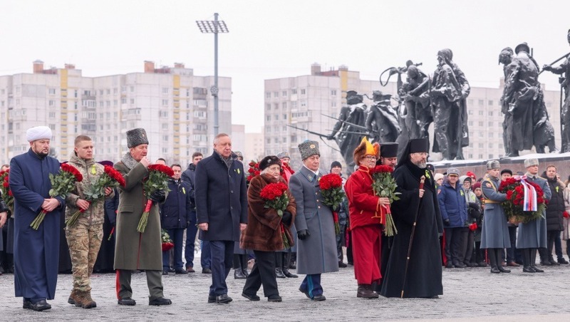 Беглов возложил цветы к Монументу героическим защитникам Ленинграда в годовщину прорыва блокады