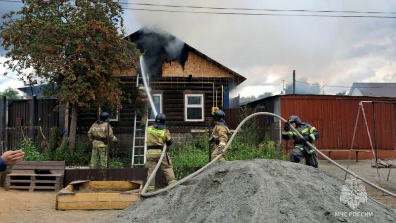 В Челябинской области загорелся дом с четырьмя детьми внутри