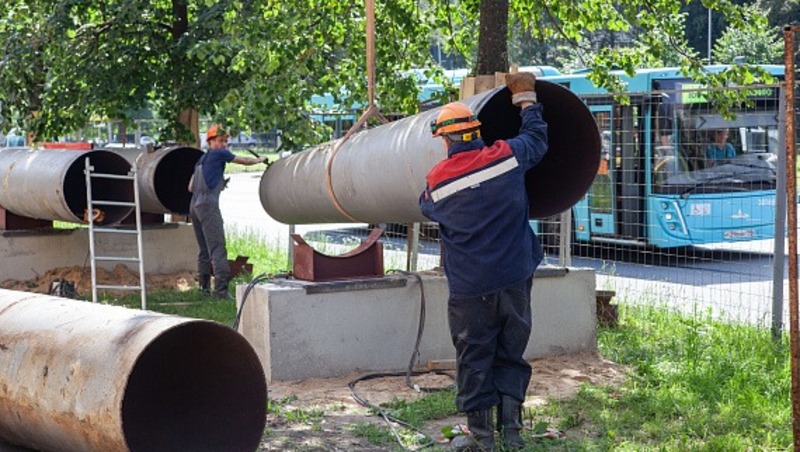 Более 15 тыс. м трубопроводов реконструируют в Красносельском районе
