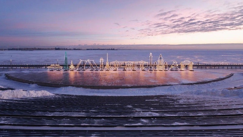 Световая инсталляция с символами Петербурга открылась на набережной Лахта Центра