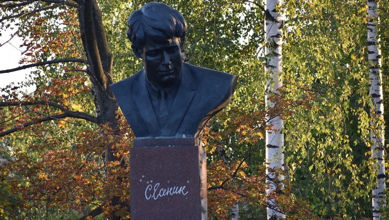 Павел Малков подарил Александру Лукашенко сборник стихотворений Сергея Есенина