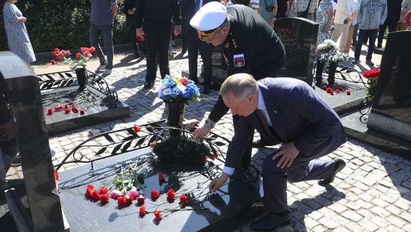 Беглов возложил цветы к мемориалу морякам «Курска» в 25-ю годовщину трагедии