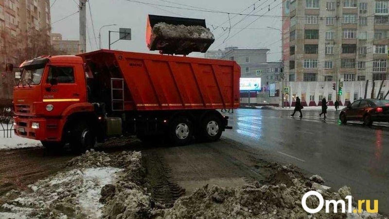В Омске после снежных выходных усилили зимнюю уборку