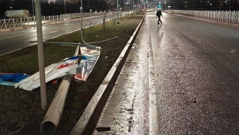 Фонарный столб рухнул на проезжей части в Челнах