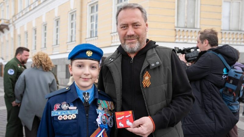 Александр Бельский получил памятный шеврон от участницы движения «Юнармия»