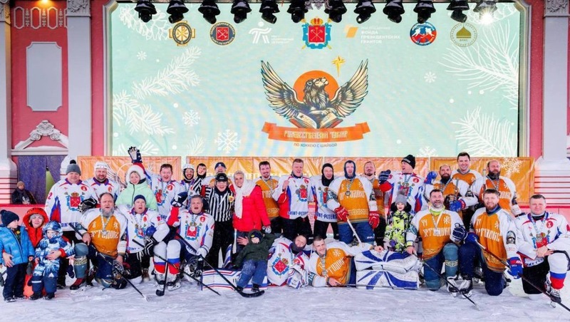 Рождественский турнир по хоккею состоялся на Конюшенной площади в Петербурге