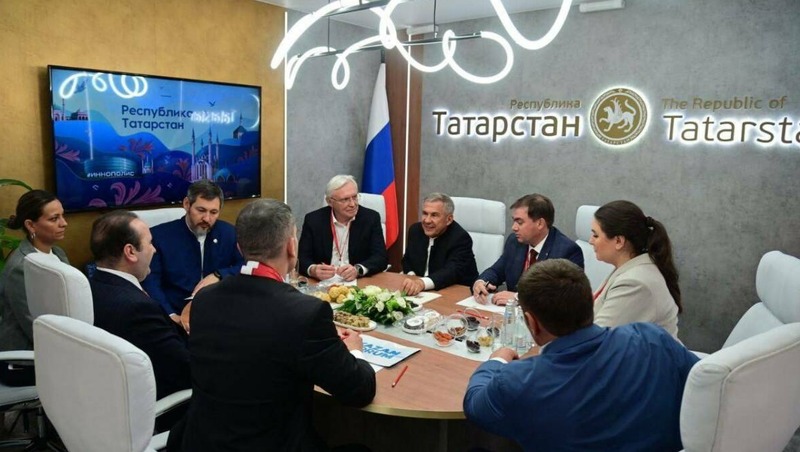 Минниханов обсудил совместные проекты с замглавы Минторговли Турции на ПМЭФ