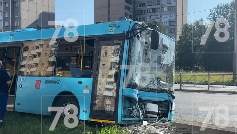 Автобус врезался в столб на проспекте Большевиков в Петербурге
